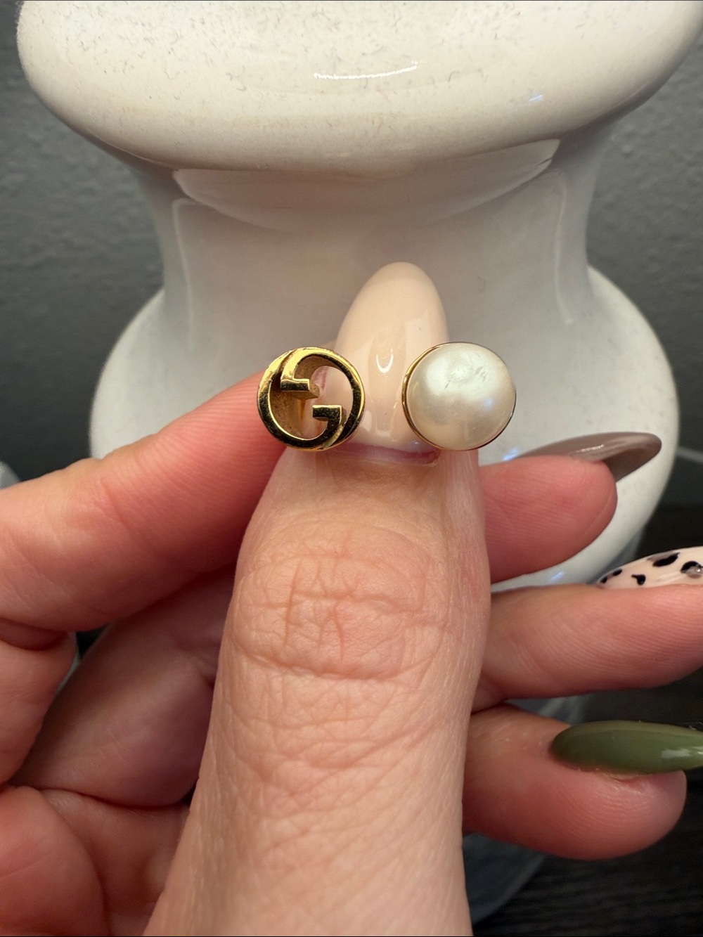 Gucci Blondie Gold Tone Pearl Double-Emblem Ring - Gold & White - Picture 5 of 5